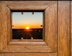  Tuindoek Zonsondergang Vanuit Het Houten Raam - Tuindecoratie