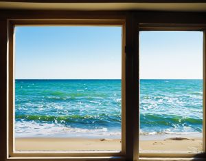 Tuindoek Uitzicht op de Zee Vanuit Het Raam - Tuinposter Buiten - Buitenposter Strand