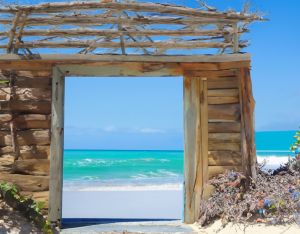 Tuinposter De houten Deur Aan Het Strand - Schuttingdoek Buiten - Tuin Doek