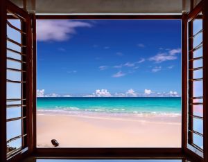 Tuinposter Zee- Tuinschilderij Een Raam Dat Uitkijkt Op Het Strand - Buitenposter - Tuindoek