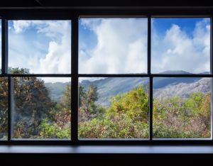Tuindoek Vanuit Het Raam Naar de Bergen Kijken- Tuinposter -Tuinschilderij