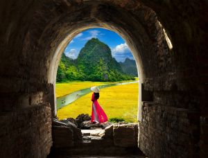 Tuindoek doorkijk - Tuin poster Mysterieuze gangpad met vrouw - Tuinschilderij voor buiten 