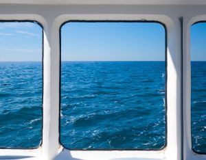 Tuindoek Uitzicht Op Zee In Boot- Tuinposter Zee- Tuindecoratie Boot