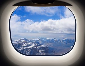 Tuindoek Uitzicht Op Bergen Vanuit Het Vliegtuig- Tuinposter Raam - Tuinschilderij