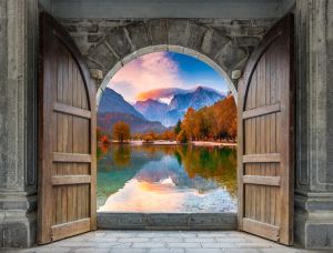 Tuinposter Poort en Zee - Tuindoek Het Meer Achter de Houten Deur