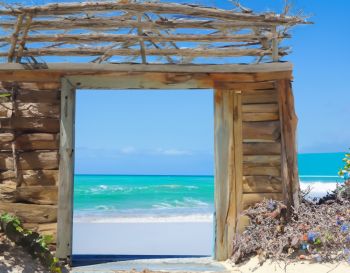 Tuinposter De houten Deur Aan Het Strand - Schuttingdoek Buiten - Tuin Doek